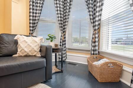 Beautiful Downstairs 1Bed 1Bth Charmer- Pet Friendly Мичиган Сити Экстерьер фото